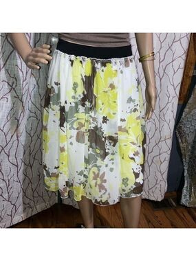 🌼Gorgeous Floral Bella Bird skirt size SM-soft flowy material w/stretch waist